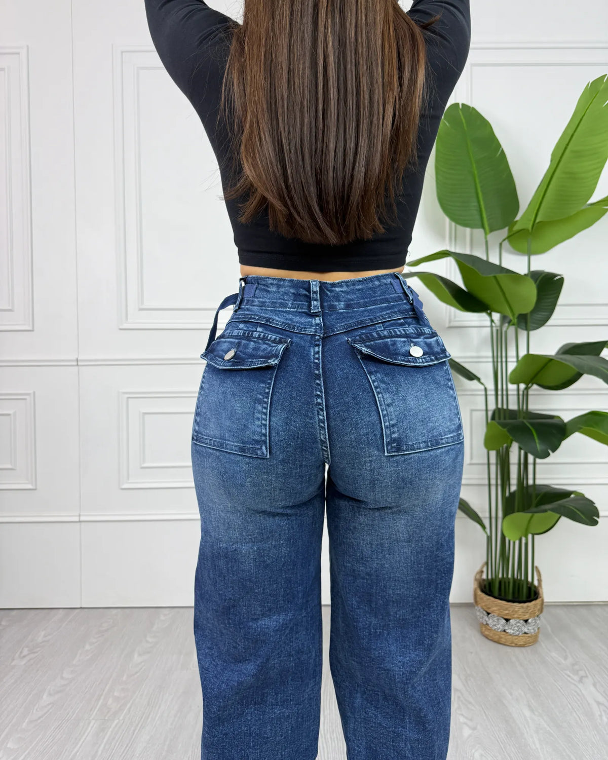 MK170 Wide Leg Azul Ajuste Cintura en modelo, detalle de la espalda