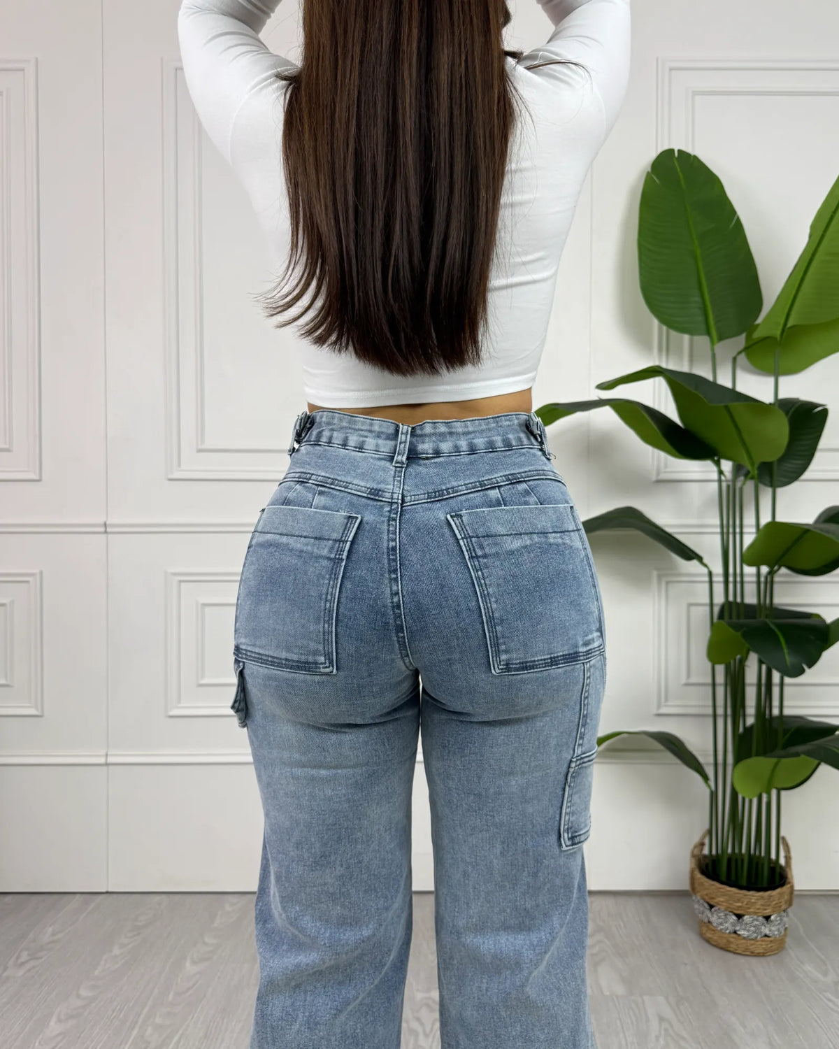MK186 Wide Leg Celeste en modelo, detalle de la espalda y el bolsillo lateral