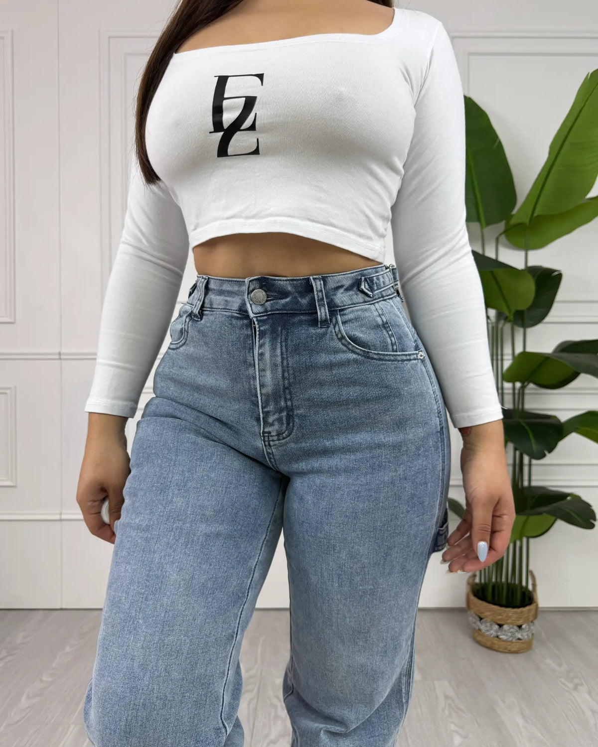 MK186 Wide Leg Celeste en modelo, detalle del frente