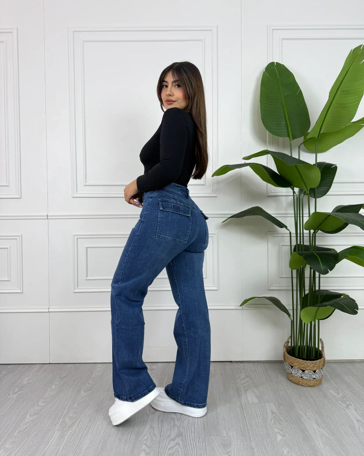 MK214 Wide Leg Azul Bolsillo Velcro en modelo, vista de perfil y espalda