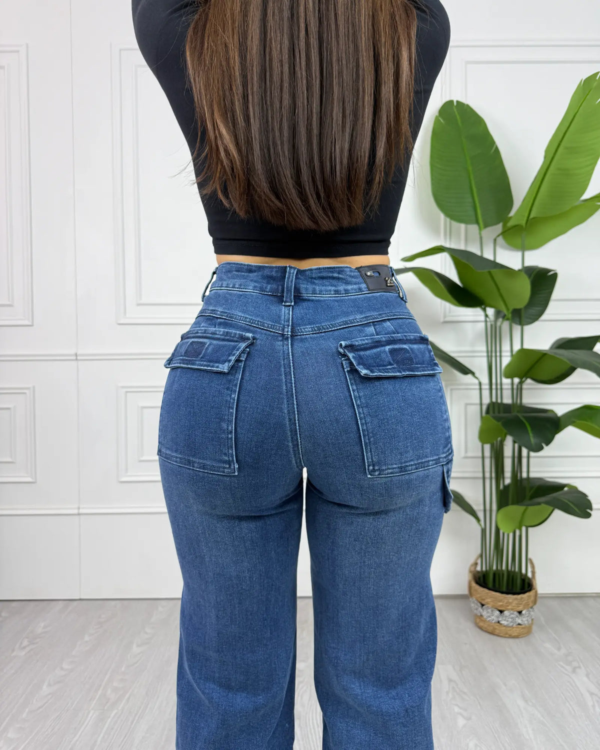 MK214 Wide Leg Azul Bolsillo Velcro en modelo, detalle de la espalda y los bolsillos
